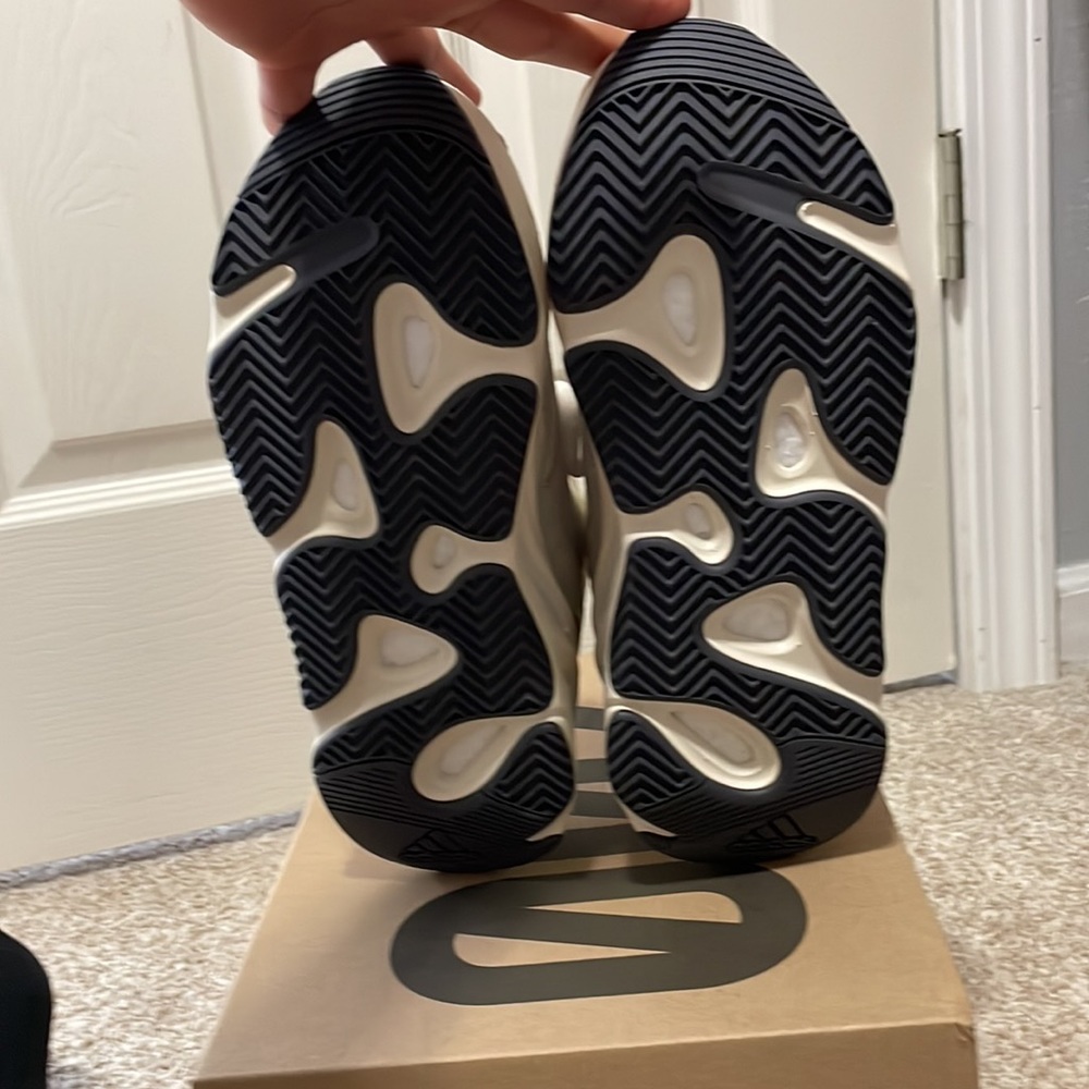 Yeezy Boost 700 Analog. Size 10 - Picture 3 of 4